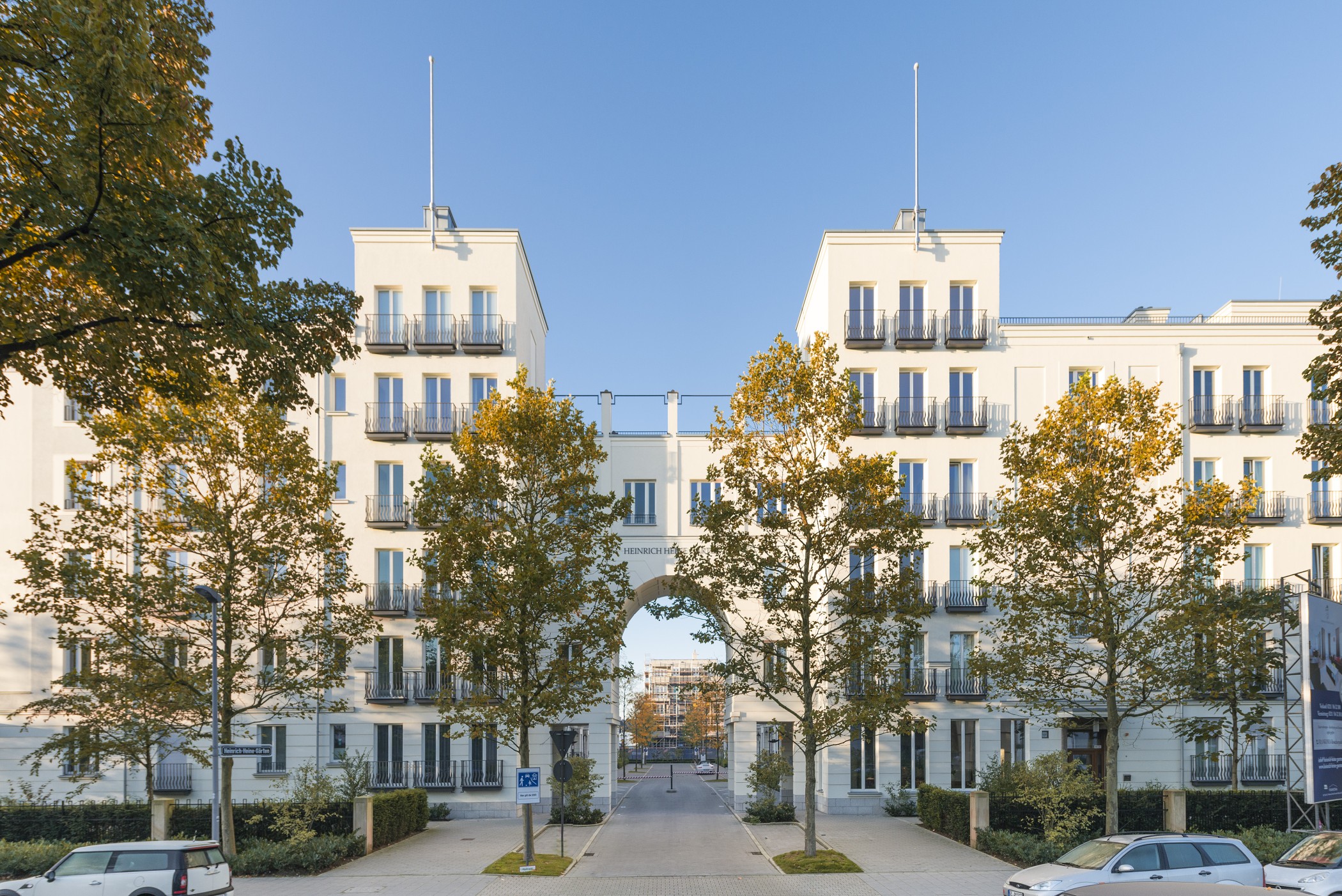 Torbogen zum Luxuswohnquartier Heinrich-Heine-Gärten in Düsseldorf-Heerdt