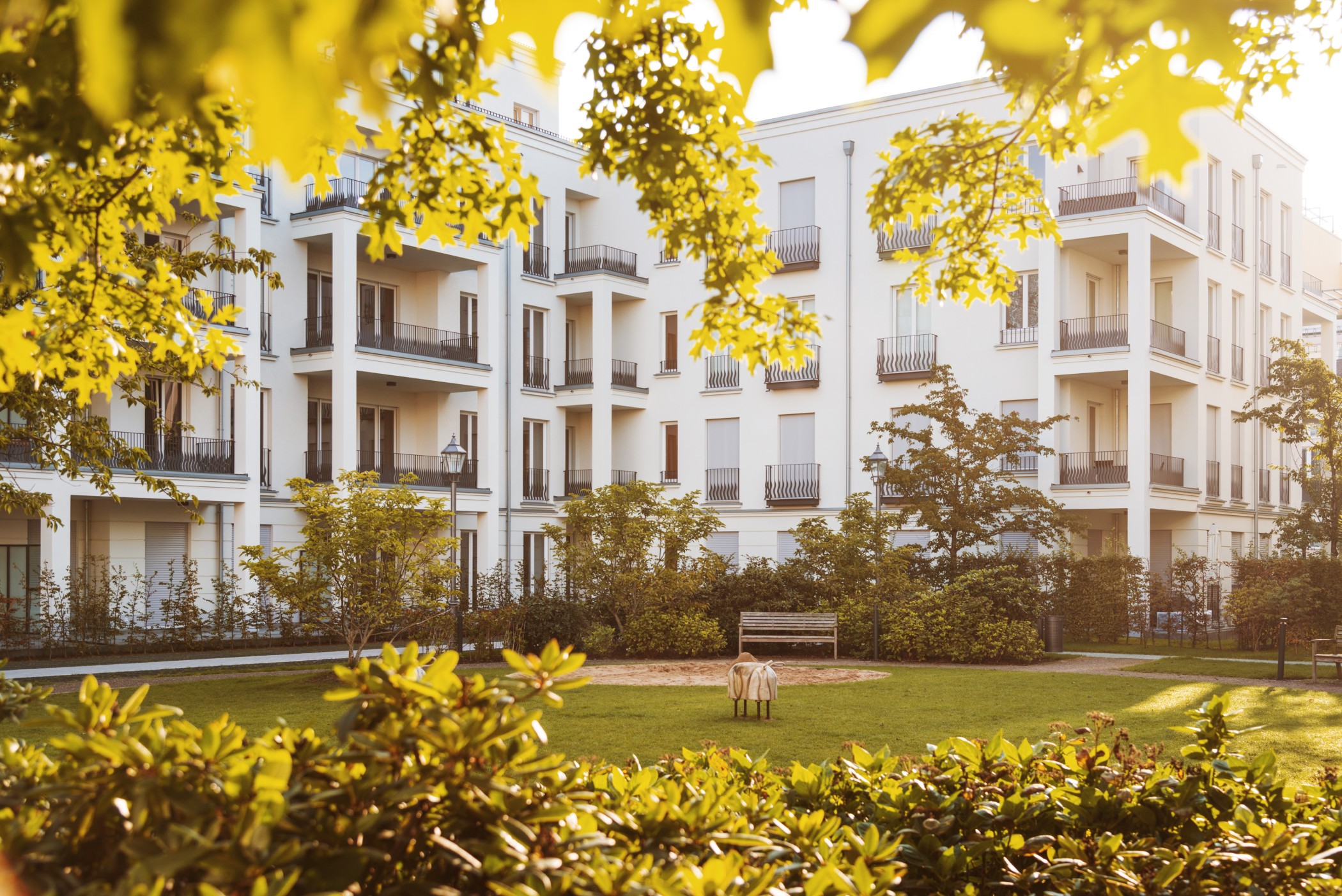 Design-Spielplatz im geschützten Innenhof der Heinrich-Heine-Gärten in Düsseldorf