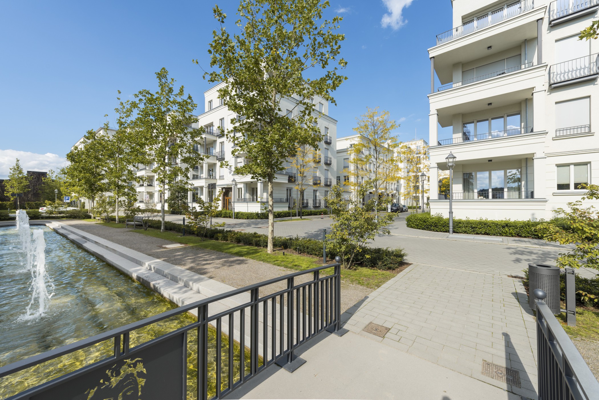 Auf der Brücke der Wasseranlage mit Springbrunnen in der zentralen Parkanlage der Heinrich-Heine-Gärten in Düsseldorf-Heerdt