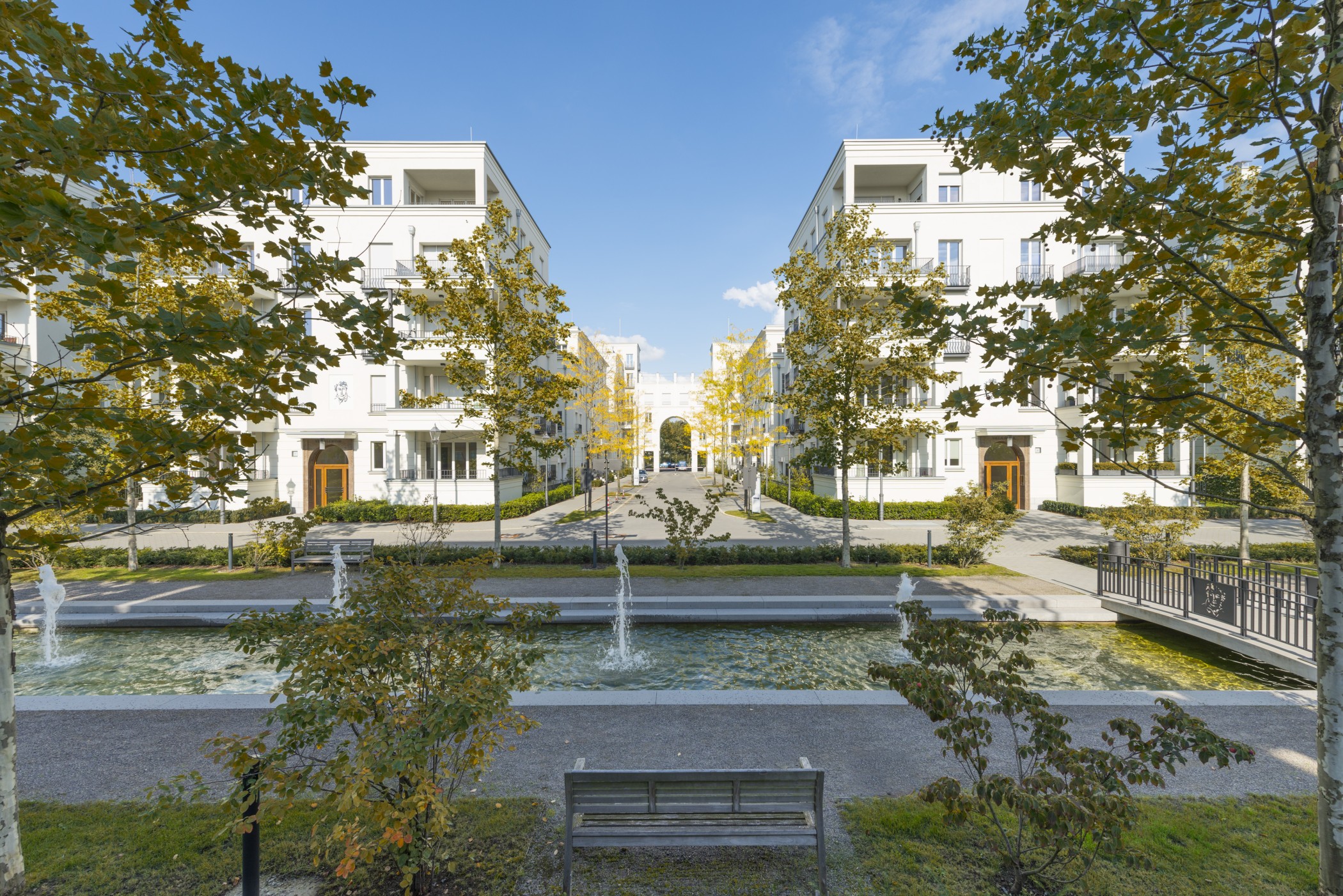 Wasseranlage mit Springbrunnen in der zentralen Parkanlage der Heinrich-Heine-Gärten in Düsseldorf-Heerdt