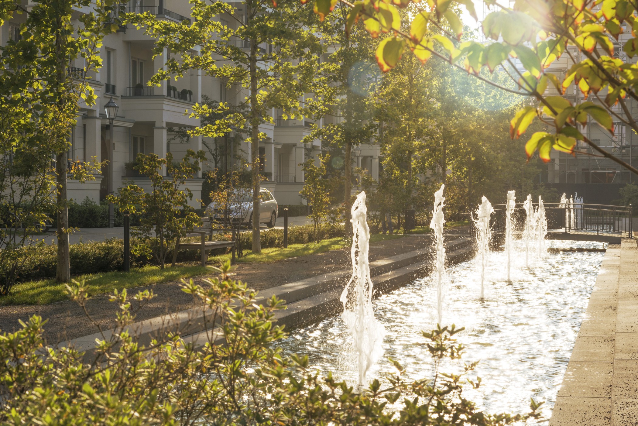 Wasseranlage mit Springbrunnen in der zentralen Parkanlage der Heinrich-Heine-Gärten in Düsseldorf-Heerdt