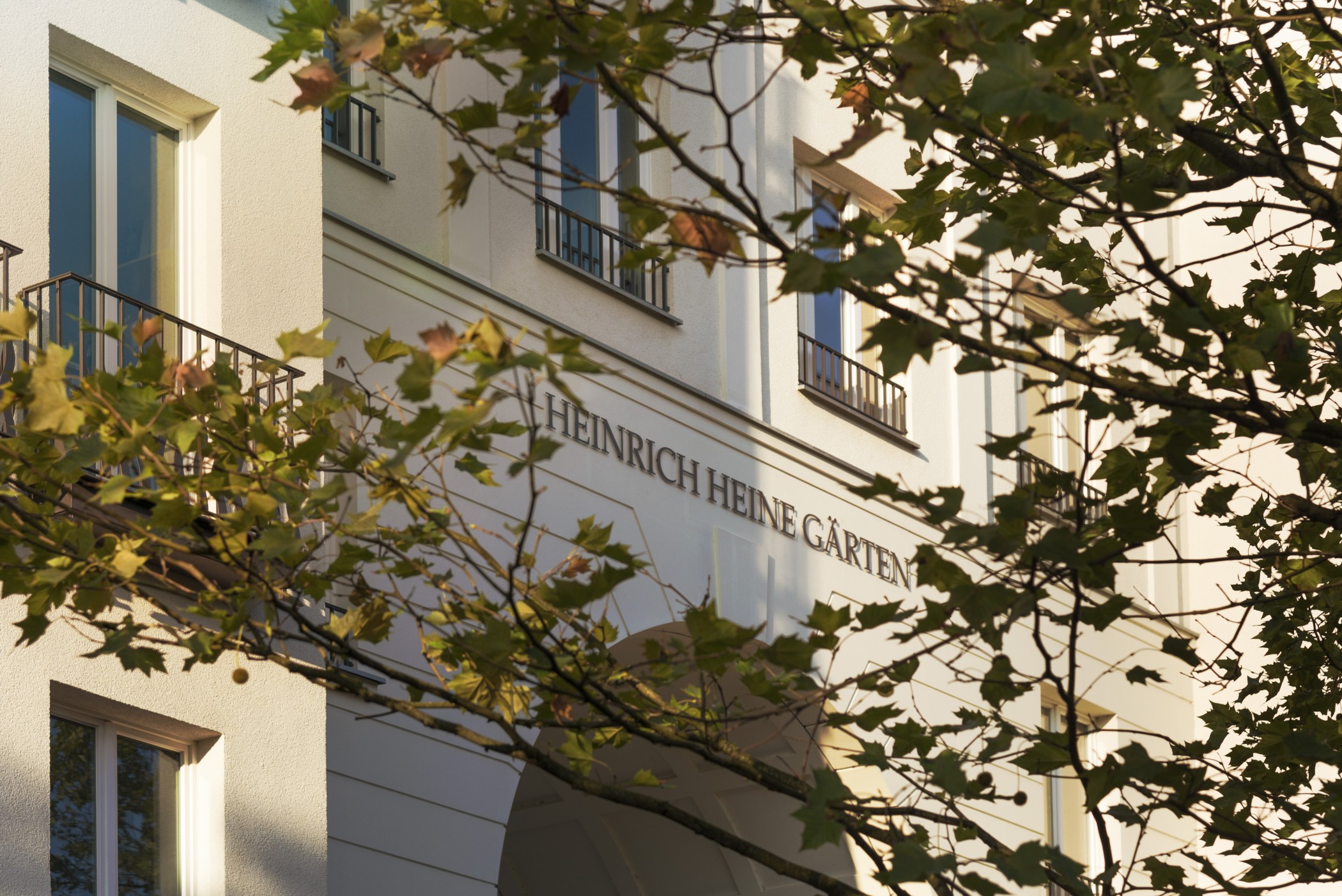 Torbogen zum Luxuswohnquartier Heinrich-Heine-Gärten in Düsseldorf-Heerdt
