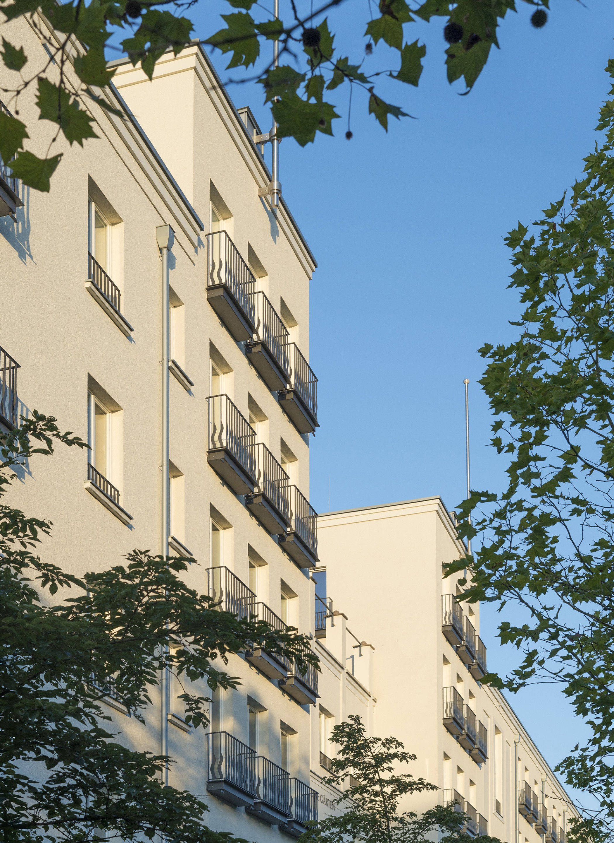 Klassische, hochwertige Architektur der Heinrich-Heine-Gärten in Düsseldorf-Heerdt