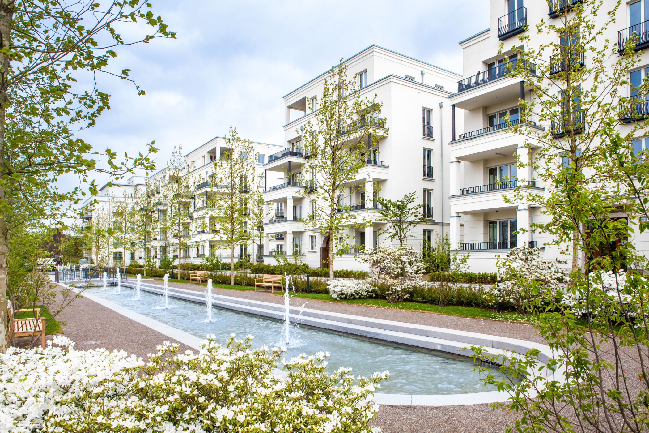 Wasseranlage mit Springbrunnen in der zentralen Parkanlage der Heinrich-Heine-Gärten in Düsseldorf-Heerdt