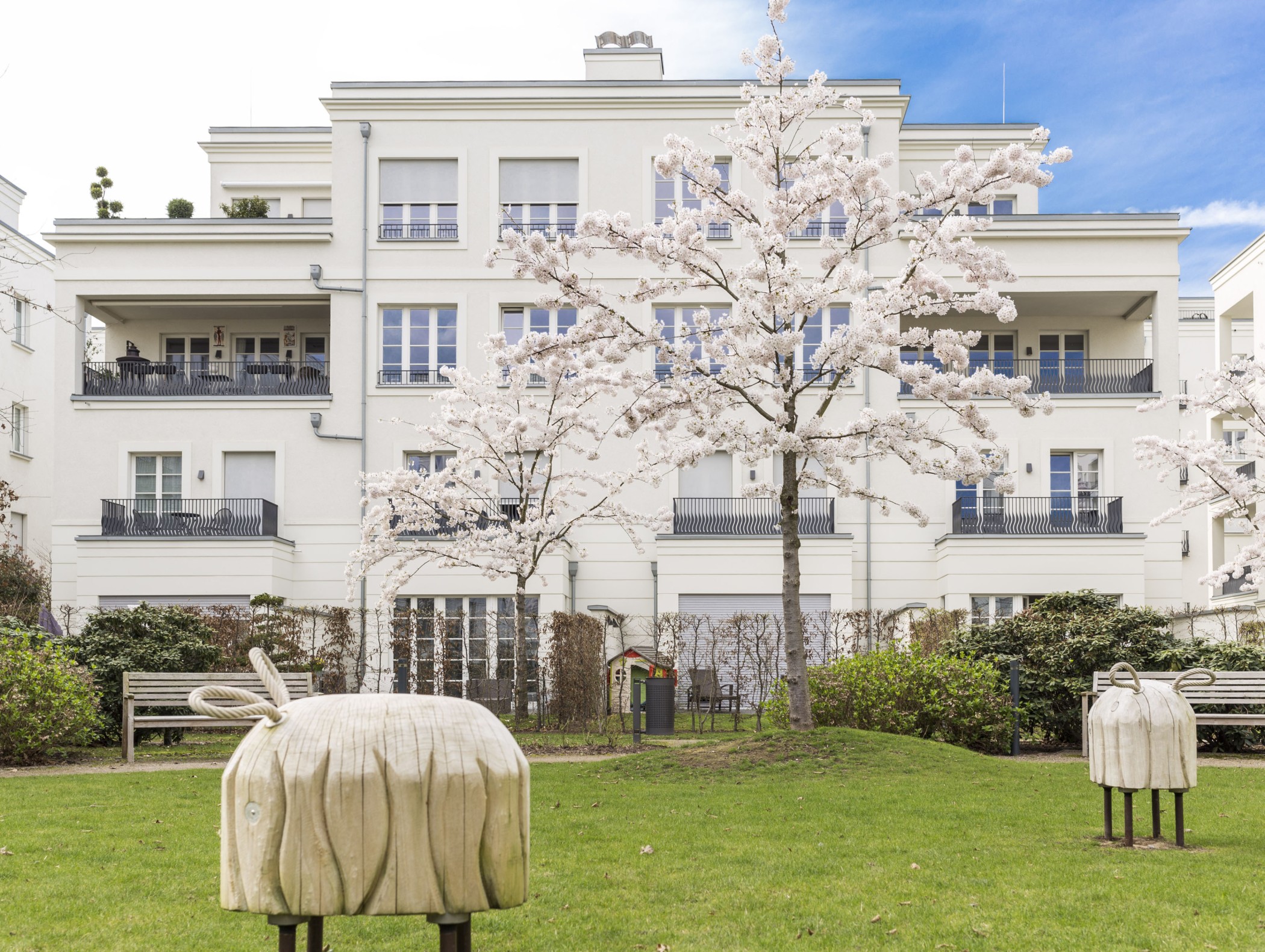 Design-Spielplatz im geschützten Innenhof der Heinrich-Heine-Gärten in Düsseldorf