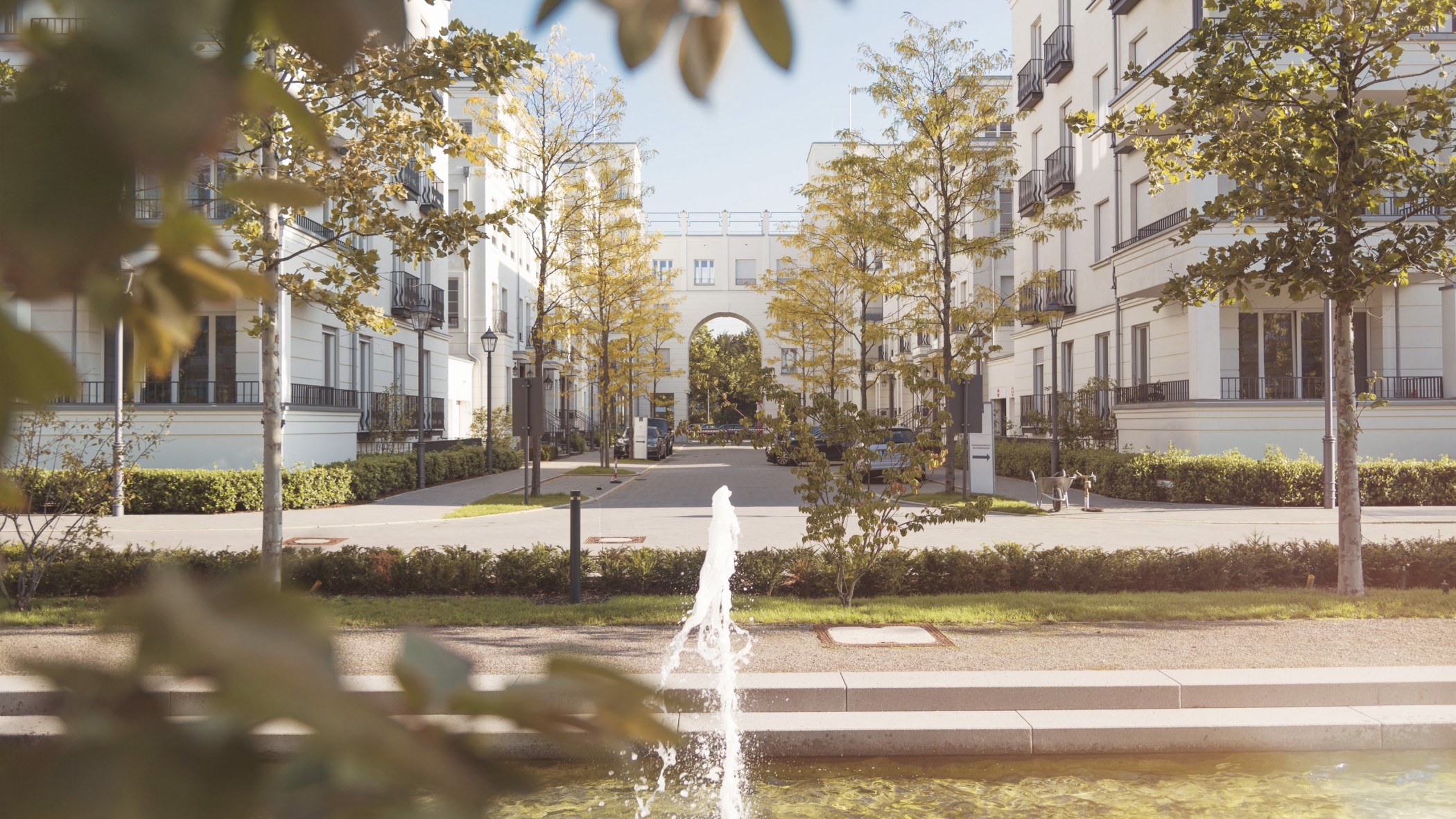 Wasseranlage mit Springbrunnen in der zentralen Parkanlage der Heinrich-Heine-Gärten in Düsseldorf-Heerdt