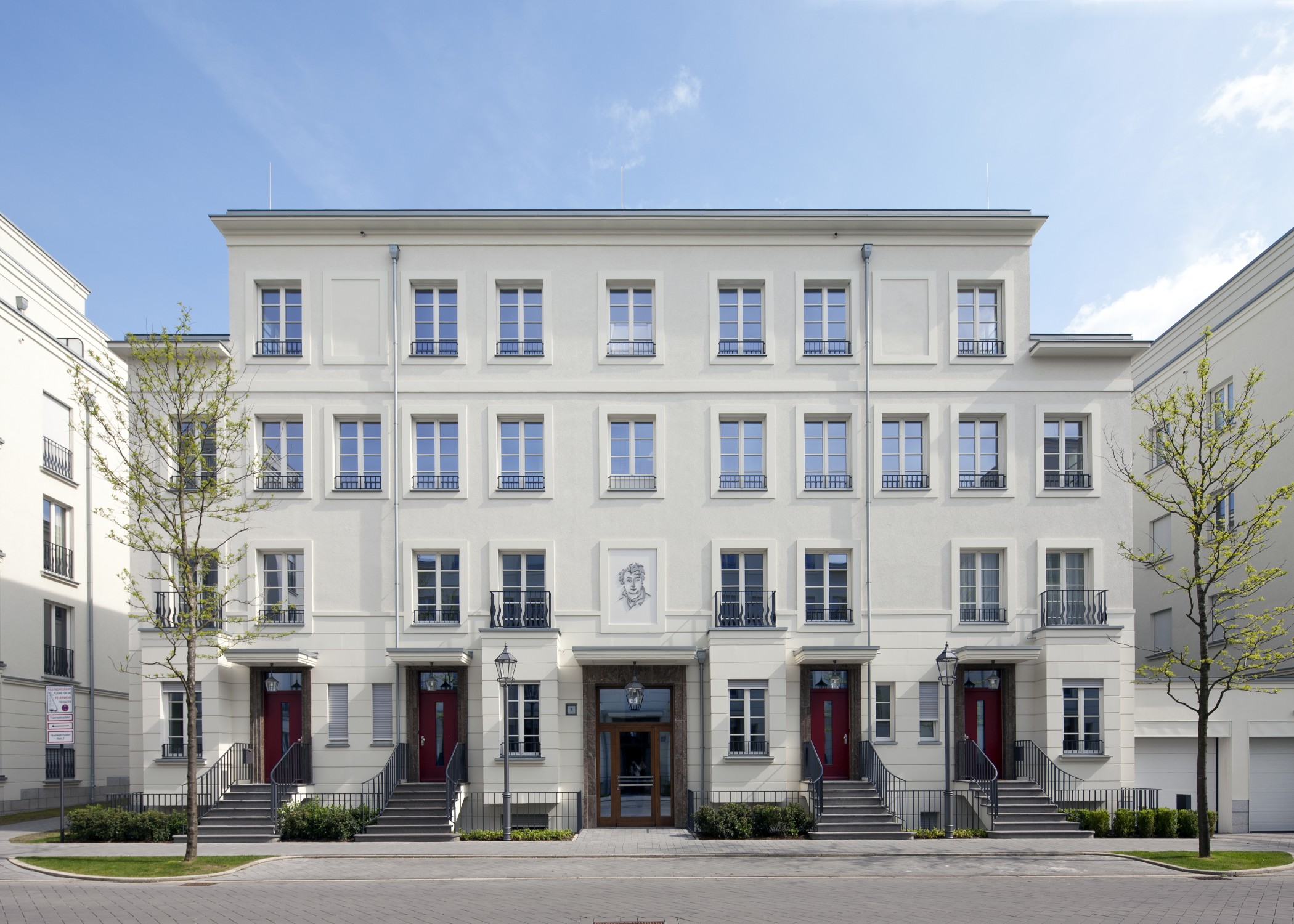 Eingang zu einem luxuriösen Townhouse in den Heinrich-Heine-Gärten in Düsseldorf-Heerdt