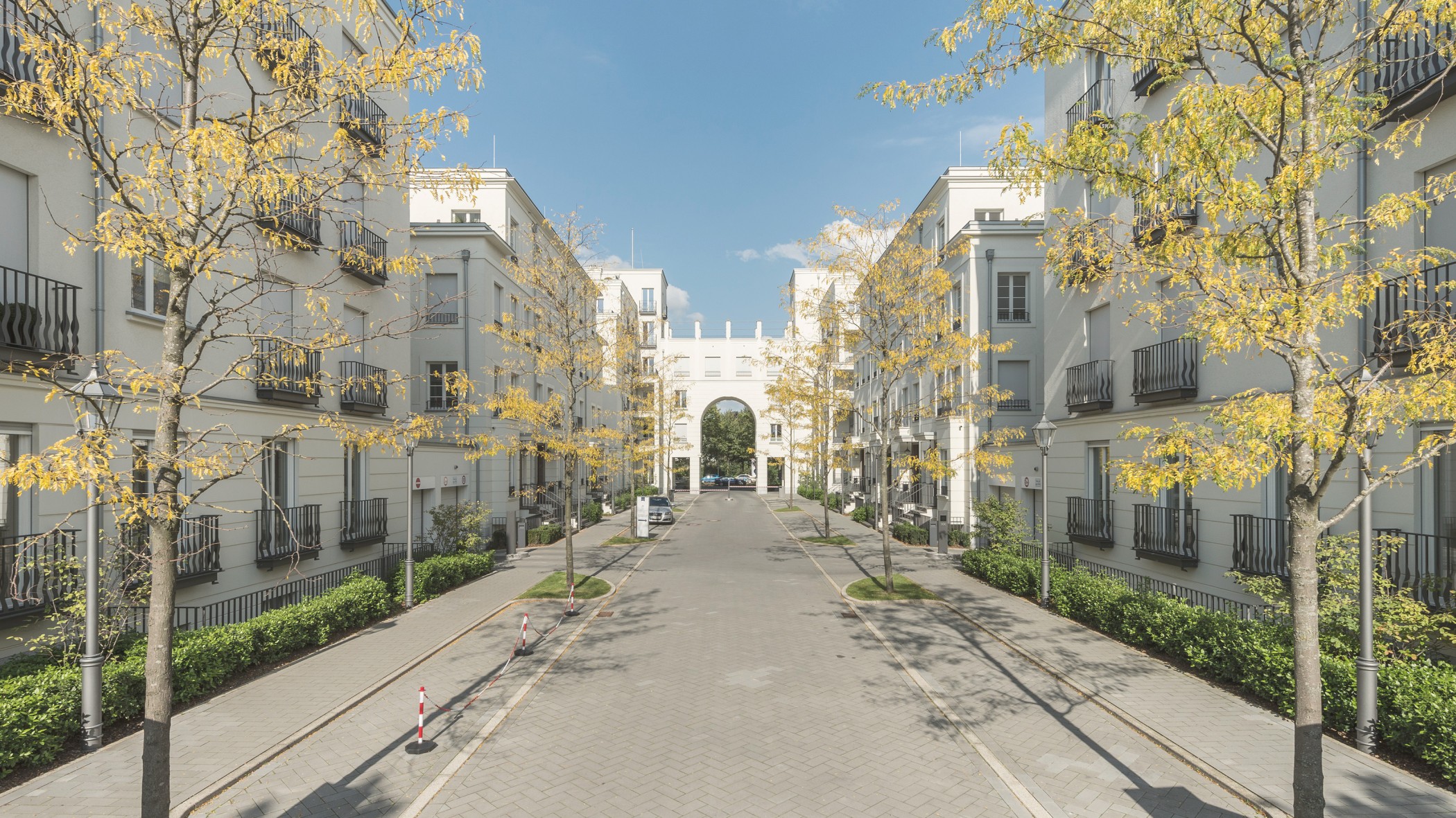 Private Strasse mit Torbogen in den Heinrich Heine Gärten in Düsseldorf Heerdt