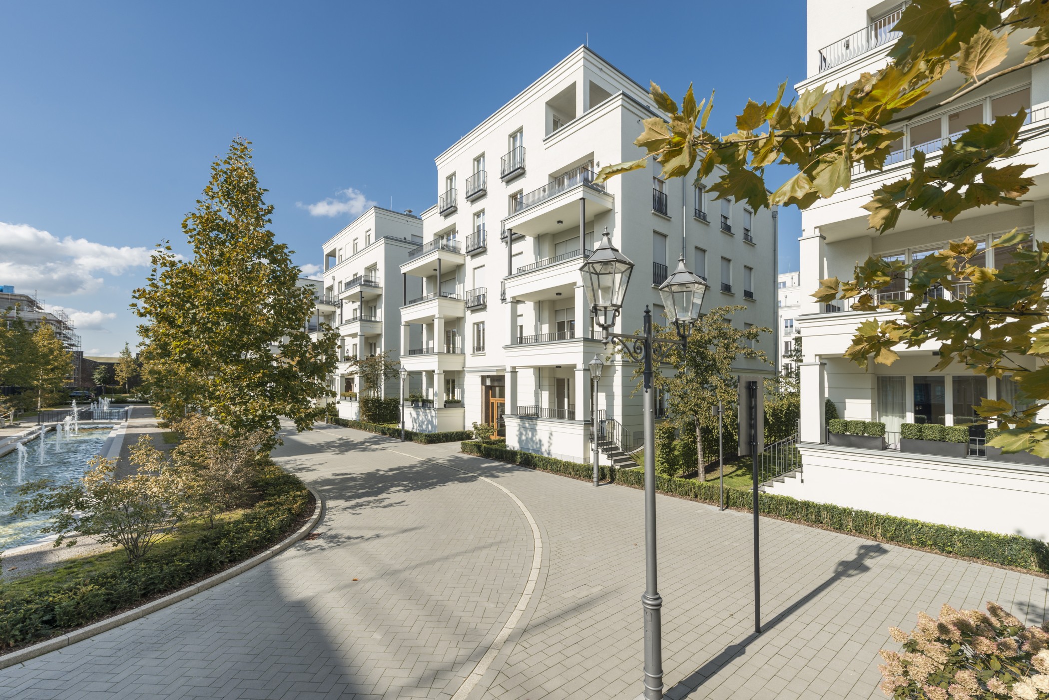 Zentrale Private Straße der Parkanlage in den Heinrich-Heine-Gärten in Düsseldorf-Heerdt