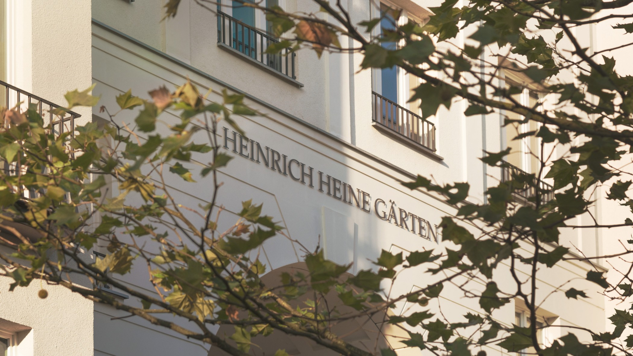 Torbogen zum Luxuswohnquartier Heinrich-Heine-Gärten in Düsseldorf-Heerdt