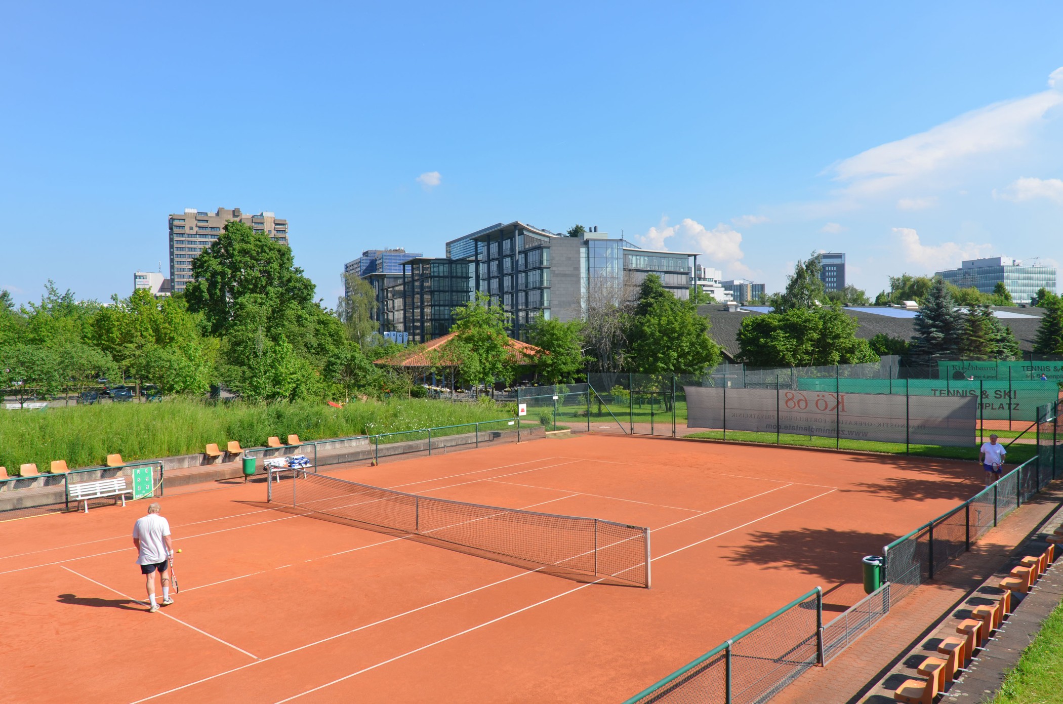 Tennisplatz in der nähe der Heinrich-Heine-Gärten in Düsseldorf-Heerdt