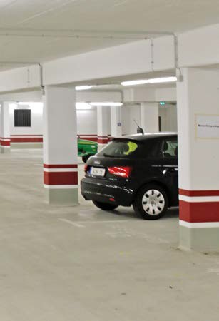 Die helle großzügige Tiefgarage in den Heinrich-Heine-Gärten in Düsseldorf-Heerdt