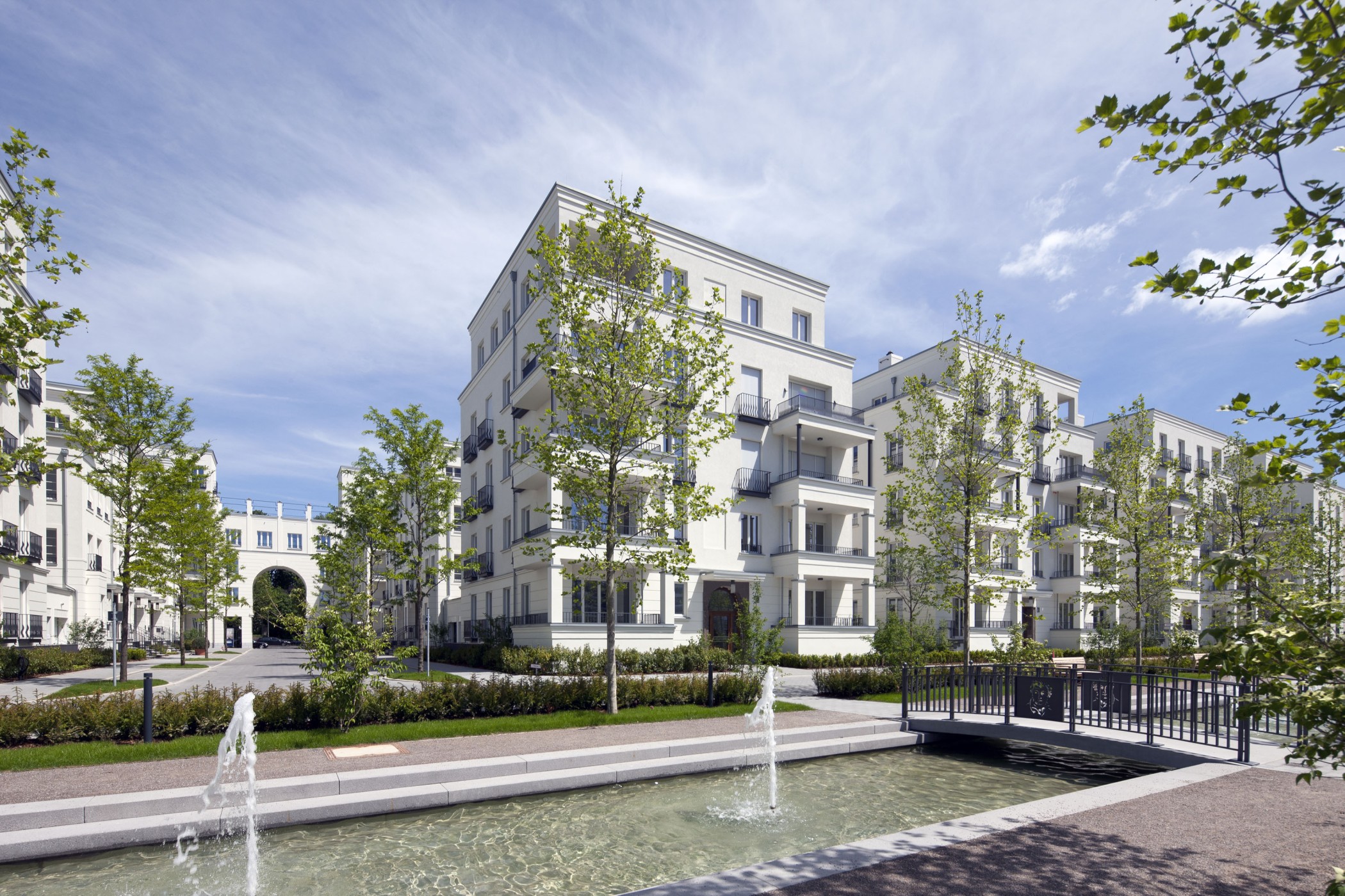 Wasseranlage mit Springbrunnen in der zentralen Parkanlage der Heinrich-Heine-Gärten in Düsseldorf-Heerdt