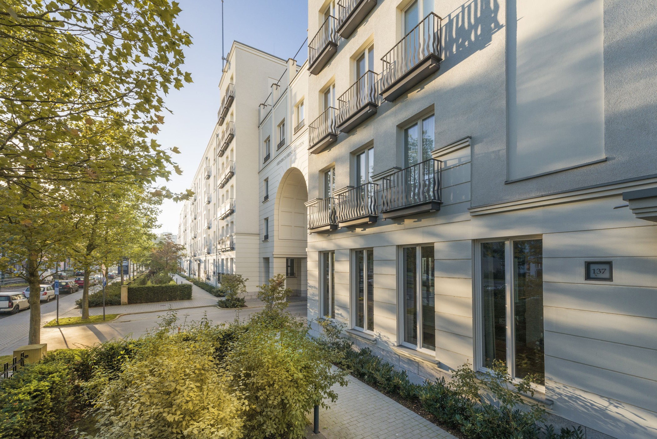 Klassische, hochwertige Architektur der Heinrich-Heine-Gärten in Düsseldorf-Heerdt