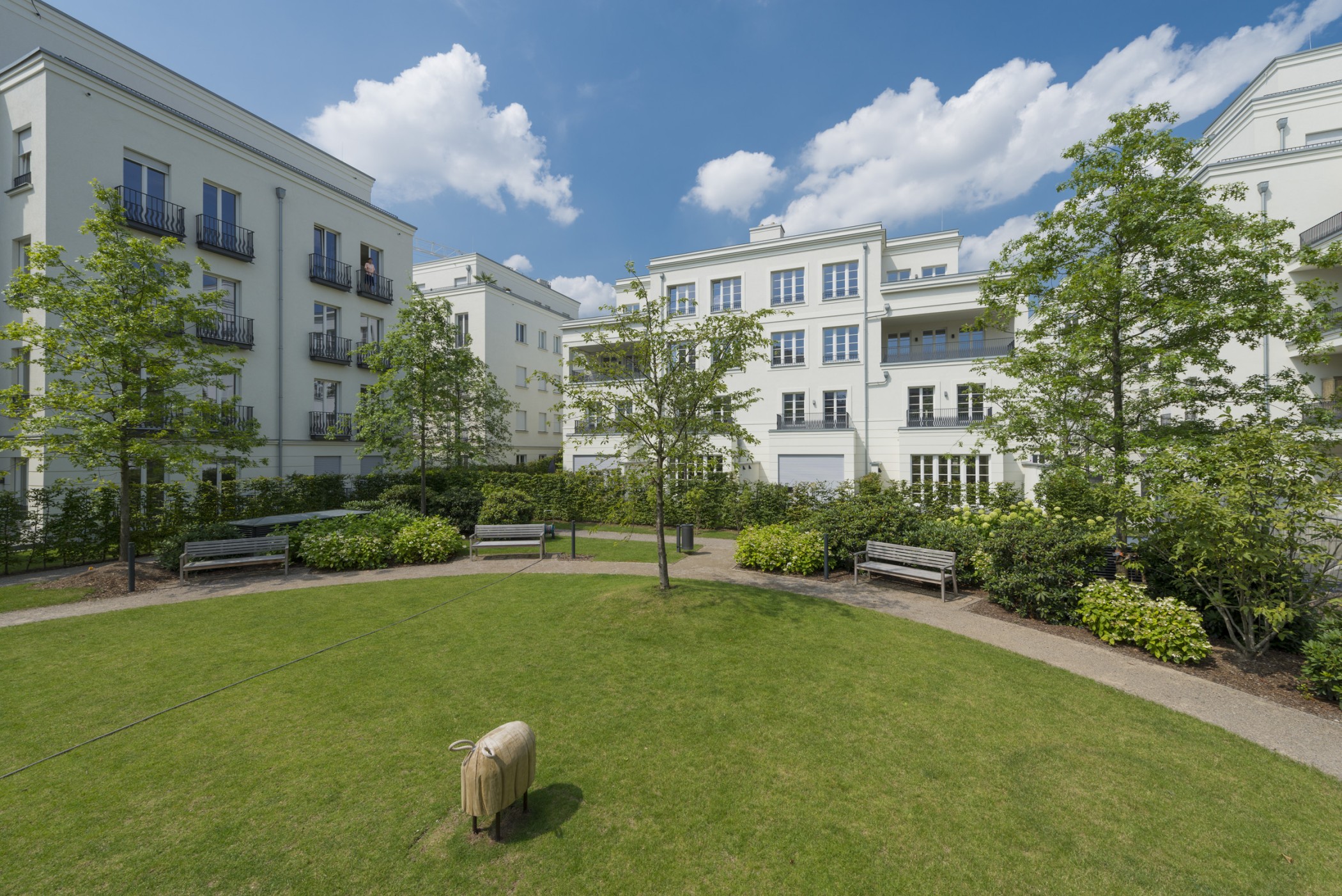 Design-Spielplatz im geschützten Innenhof der Heinrich-Heine-Gärten in Düsseldorf