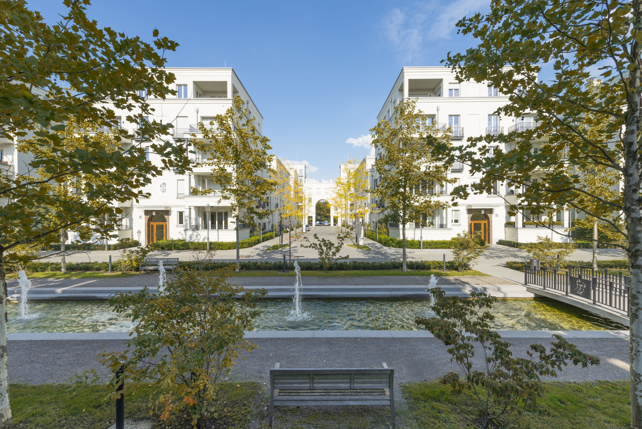 Wasseranlage mit Springbrunnen in der zentralen Parkanlage der Heinrich-Heine-Gärten in Düsseldorf-Heerdt