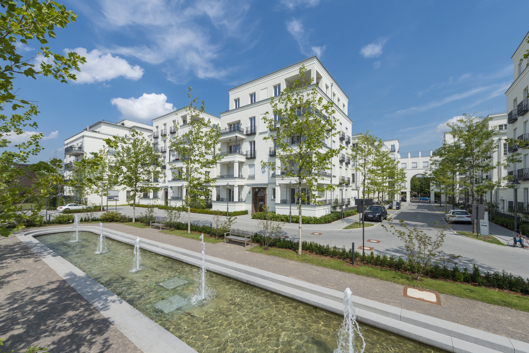 Wasseranlage mit Springbrunnen in der zentralen Parkanlage der Heinrich-Heine-Gärten in Düsseldorf-Heerdt