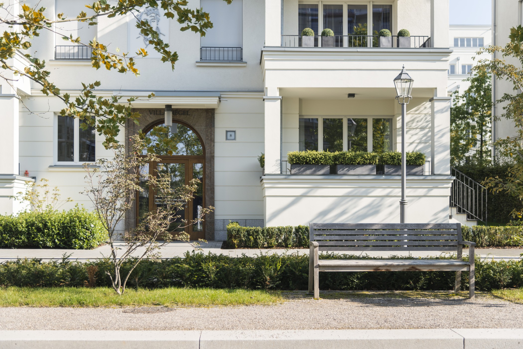 Klassische, hochwertige Architektur der Heinrich-Heine-Gärten in Düsseldorf-Heerdt