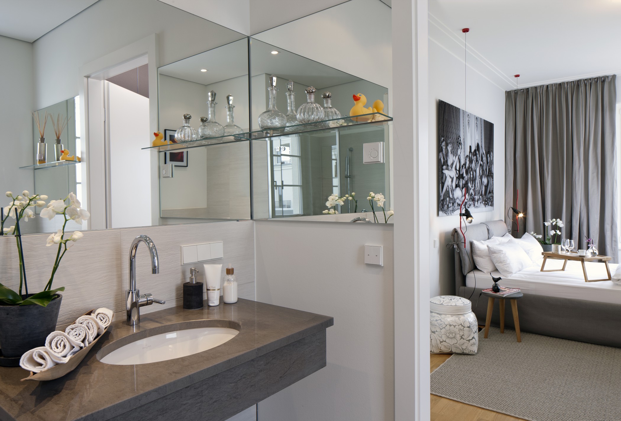 Dekoration eines luxuriösen Badezimmers in den Heinrich-Heine-Gärten in Düsseldorf-Heerdt
