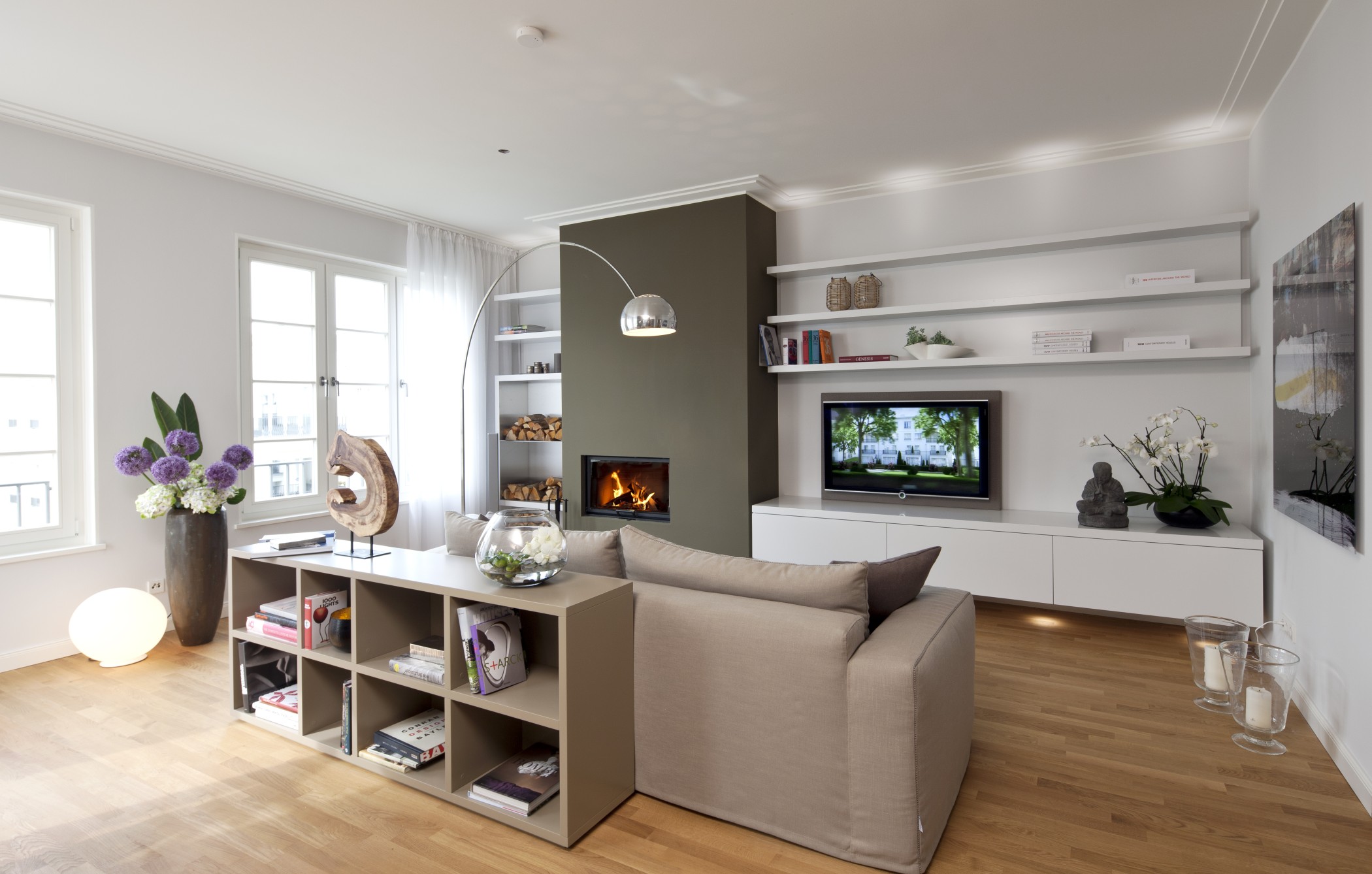 Dekoration eines luxuriösen Wohnzimmers in den Heinrich-Heine-Gärten in Düsseldorf-Heerdt