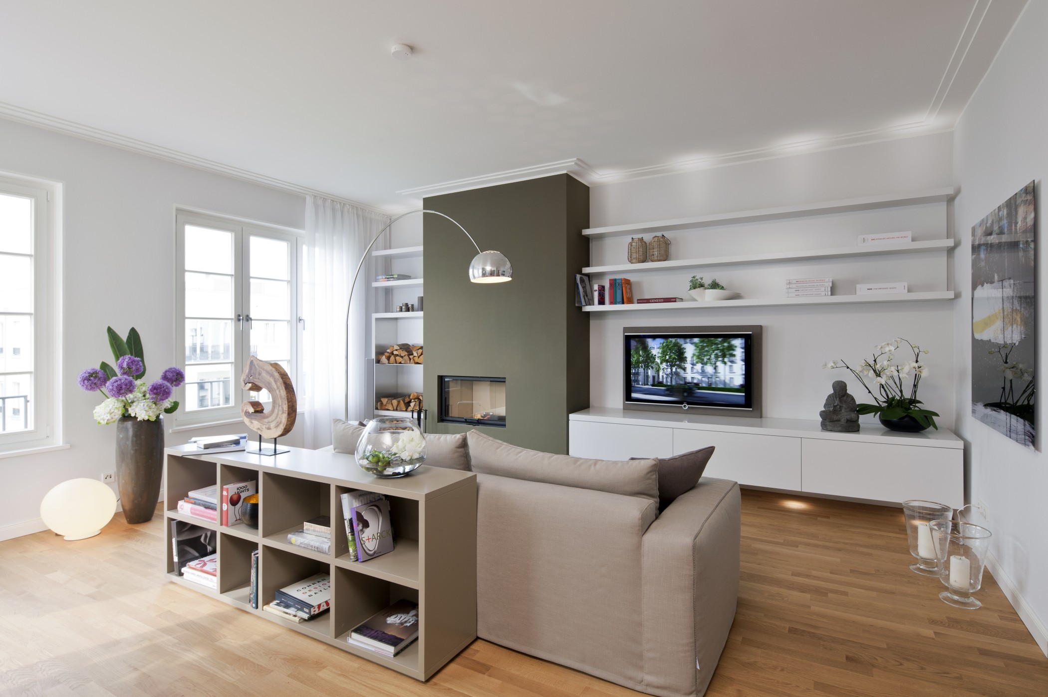 Dekoration eines luxuriösen Wohnzimmers in den Heinrich-Heine-Gärten in Düsseldorf-Heerdt