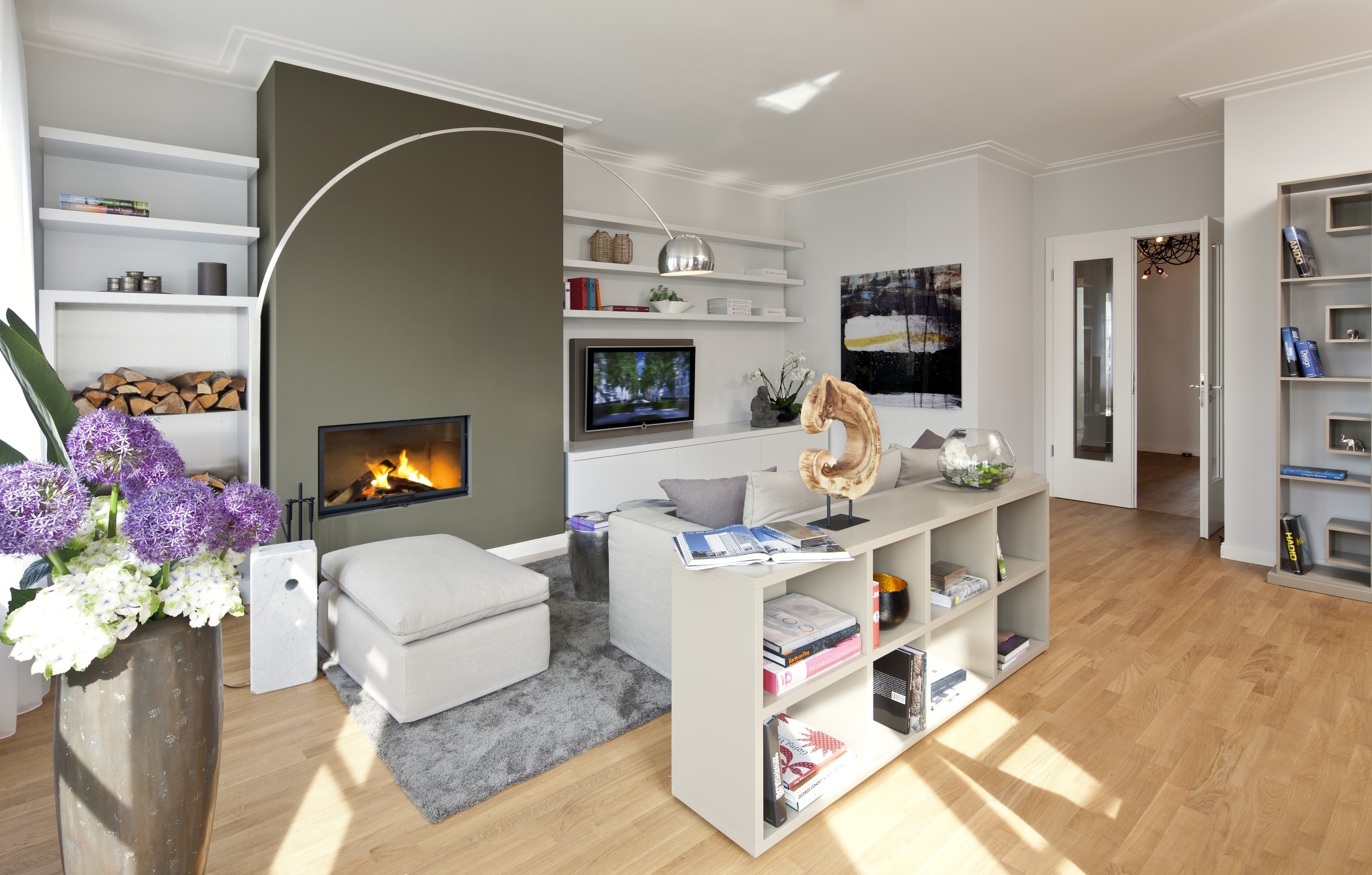 Dekoration eines luxuriösen Wohnzimmers in den Heinrich-Heine-Gärten in Düsseldorf-Heerdt