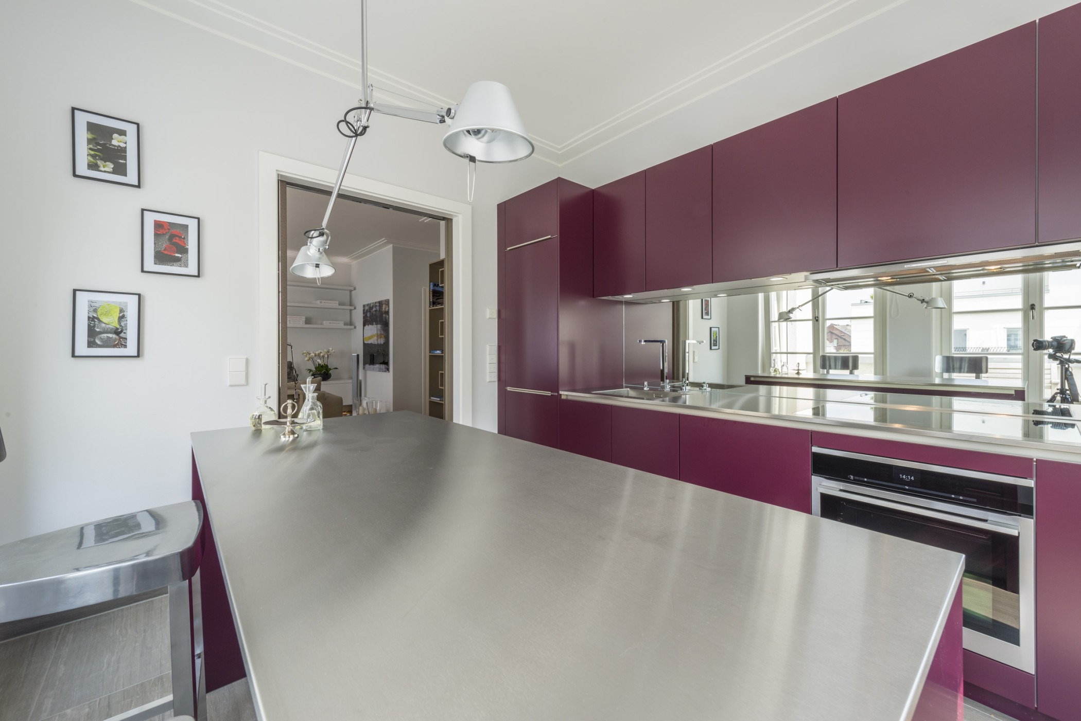 Küche einer luxuriösen Wohnung in den Heinrich-Heine-Gärten in Düsseldorf-Heerdt