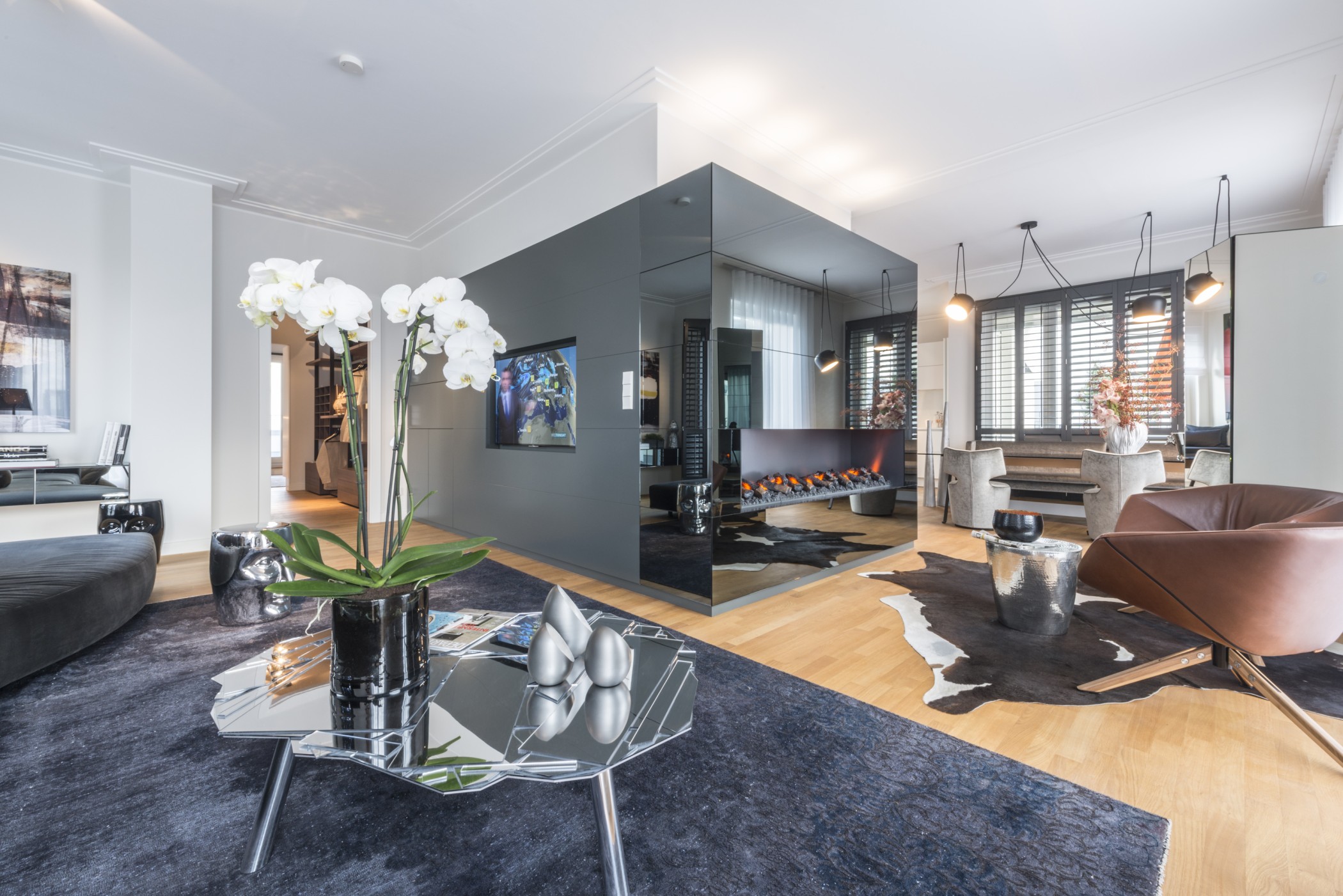 Dekoration eines luxuriösen Wohnzimmers in den Heinrich-Heine-Gärten in Düsseldorf-Heerdt