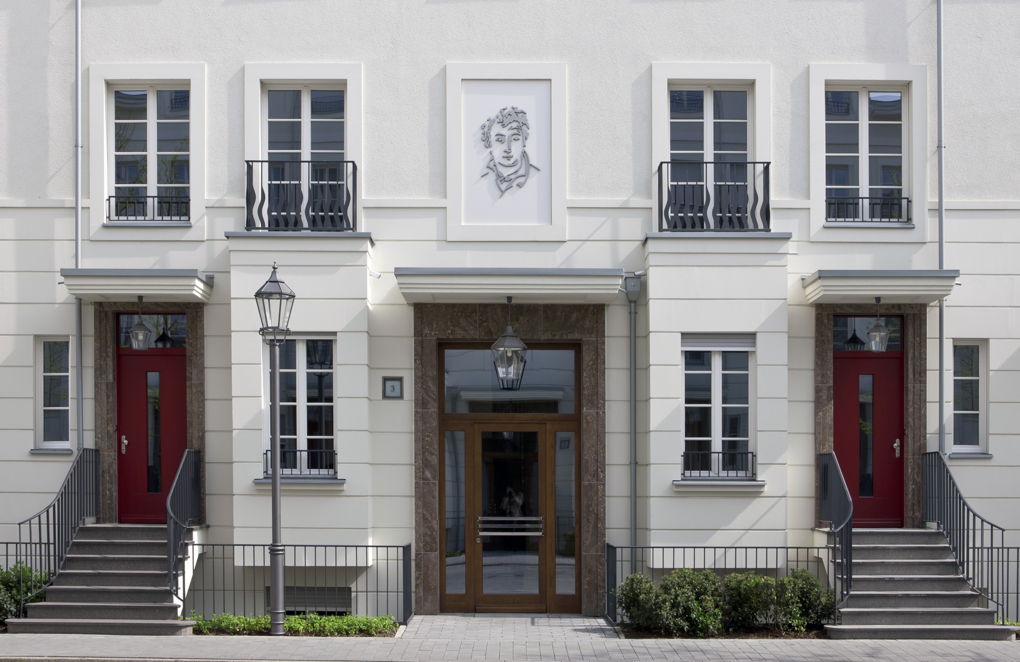 Eingang zu einem luxuriösen Townhouse in den Heinrich-Heine-Gärten in Düsseldorf-Heerdt