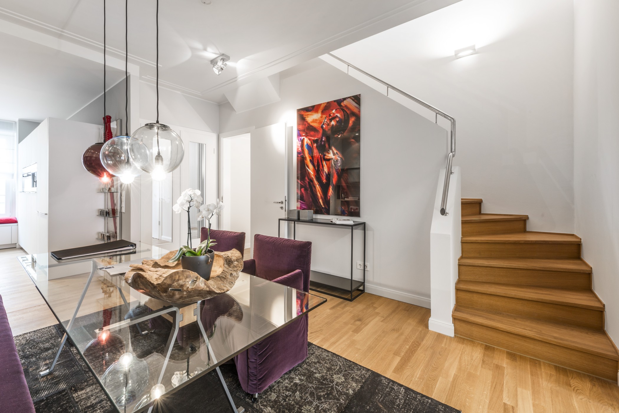 Dekoration eines luxuriösen Wohnzimmers in den Heinrich-Heine-Gärten in Düsseldorf-Heerdt