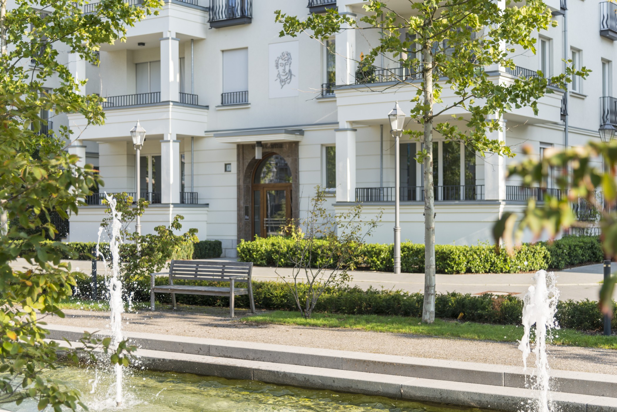 Wasseranlage mit Springbrunnen in der zentralen Parkanlage der Heinrich-Heine-Gärten in Düsseldorf-Heerdt