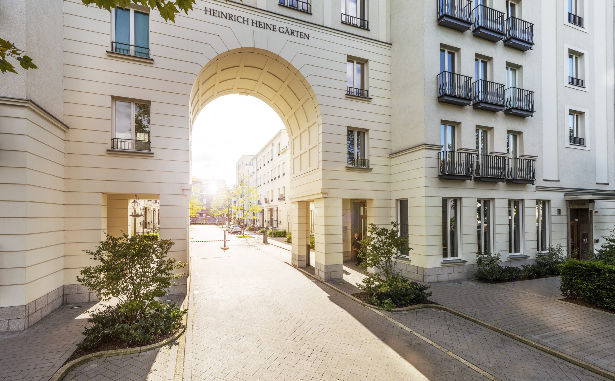 Torbogen zum Luxuswohnquartier Heinrich-Heine-Gärten in Düsseldorf-Heerdt