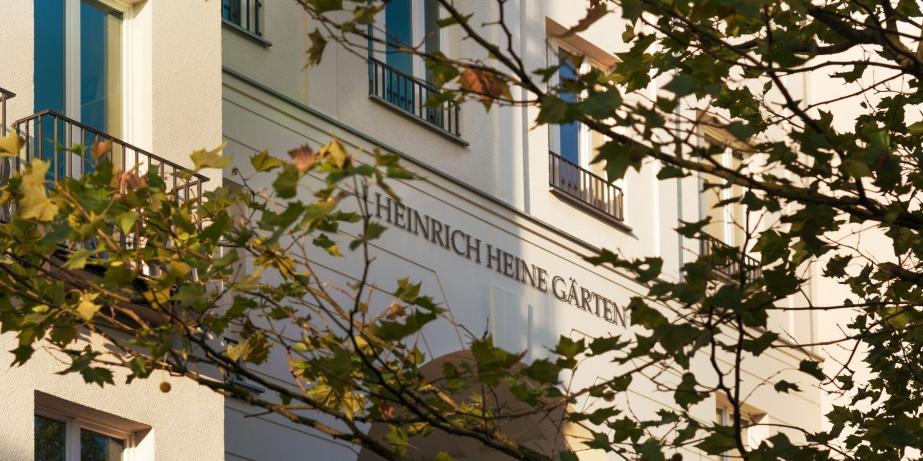Torbogen zum Luxuswohnquartier Heinrich-Heine-Gärten in Düsseldorf-Heerdt